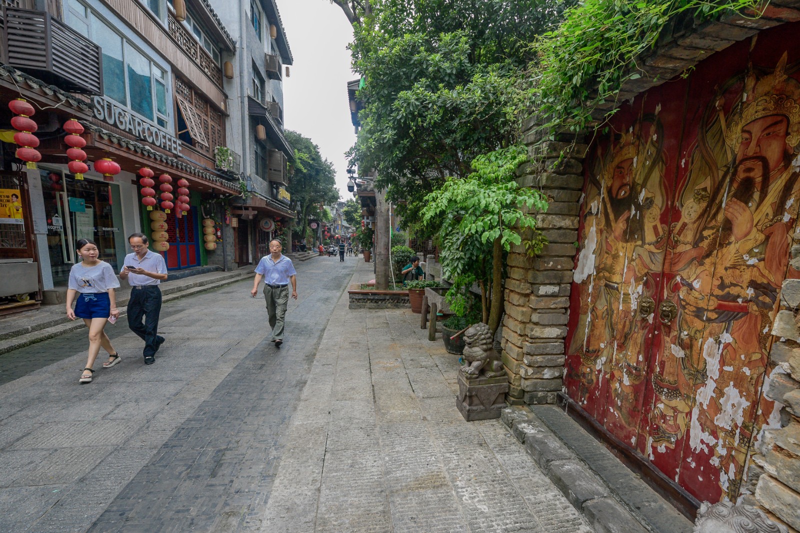 慕名而來(lái)的游客和市民在都正街感受久違的慢時(shí)光,。 長(zhǎng)沙晚報(bào)全媒體記者 陳飛 攝