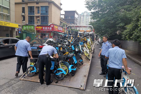 今天，芙蓉交警對(duì)亂停亂放共享單車進(jìn)行脫離