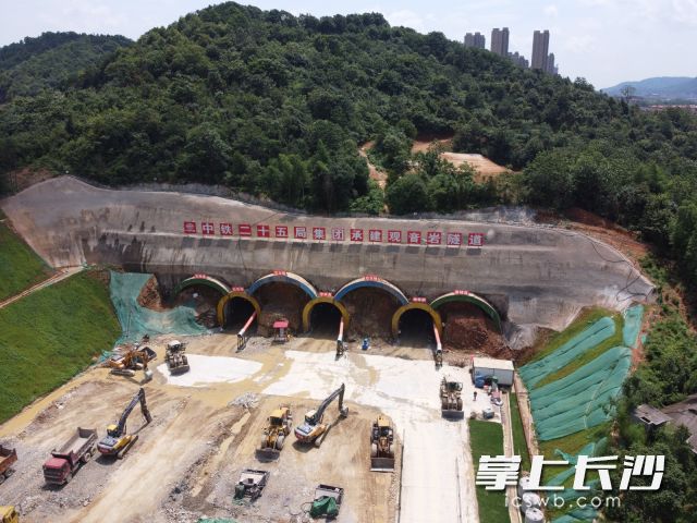 6月12日，望城區(qū)銀星路連接線項(xiàng)目觀音巖隧道導(dǎo)洞內(nèi),，施工人員正加速掘進(jìn),。均為長(zhǎng)沙晚報(bào)全媒體記者 王志偉 攝