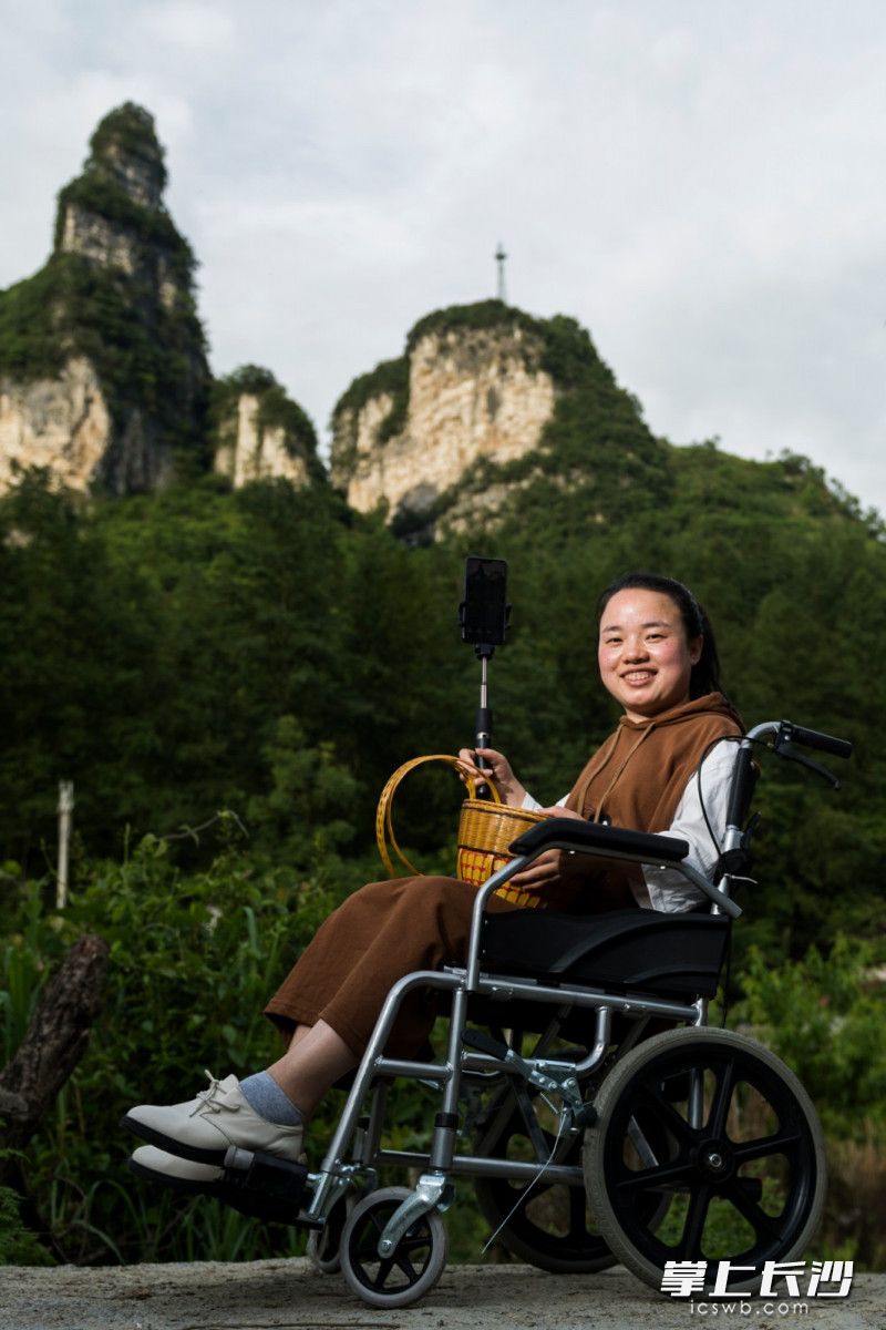 吳添春喜歡拍照，在她的朋友圈里，經常會分享一些當地的風景,。