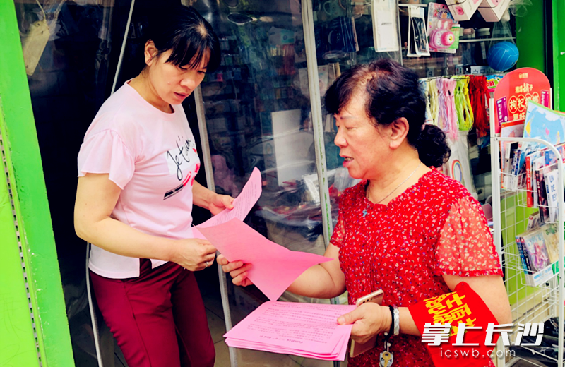 志愿者上長鐵一中附近門店發(fā)放護(hù)考倡議書,。