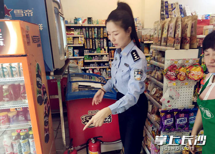 公安在考點(diǎn)附近門店排查安全隱患,。