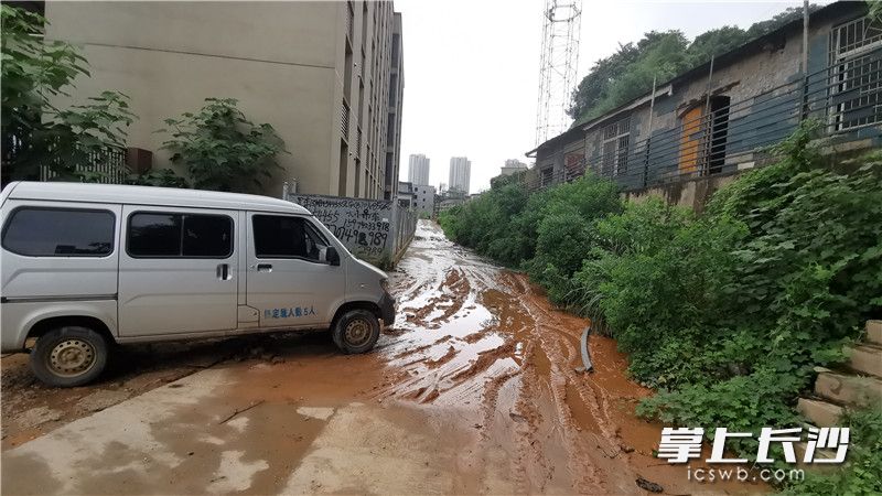 鵝羊山南側(cè)興聯(lián)村道路已經(jīng)封路,。長沙晚報全媒體記者 劉樹源 攝