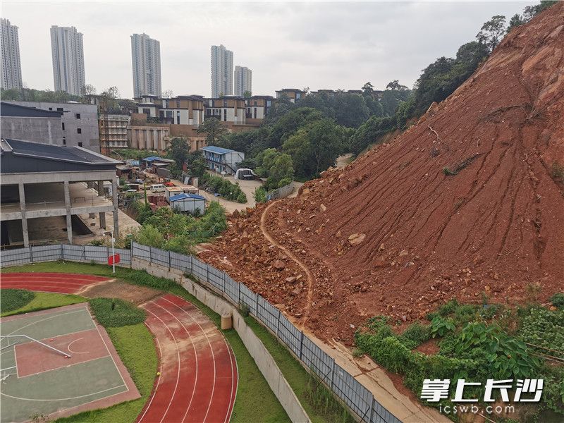 鵝羊山南側(cè)道路堵塞的地方平整出一條小徑供行人通過,，存在安全隱患。長沙晚報(bào)全媒體記者 劉樹源 攝