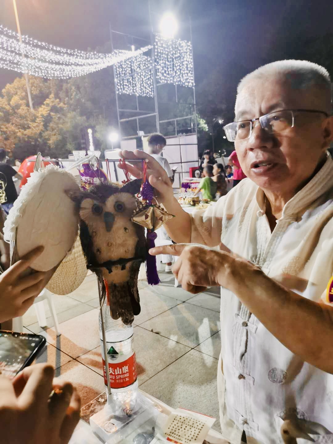 非遺老傳人現(xiàn)場展示編織老手藝絕活。  均為長沙晚報(bào)通訊員羅詠梅攝