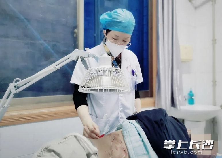 劉博士說,，針灸療法是“蜘蛛蛋”的克星,，治療越早，效果越好,。