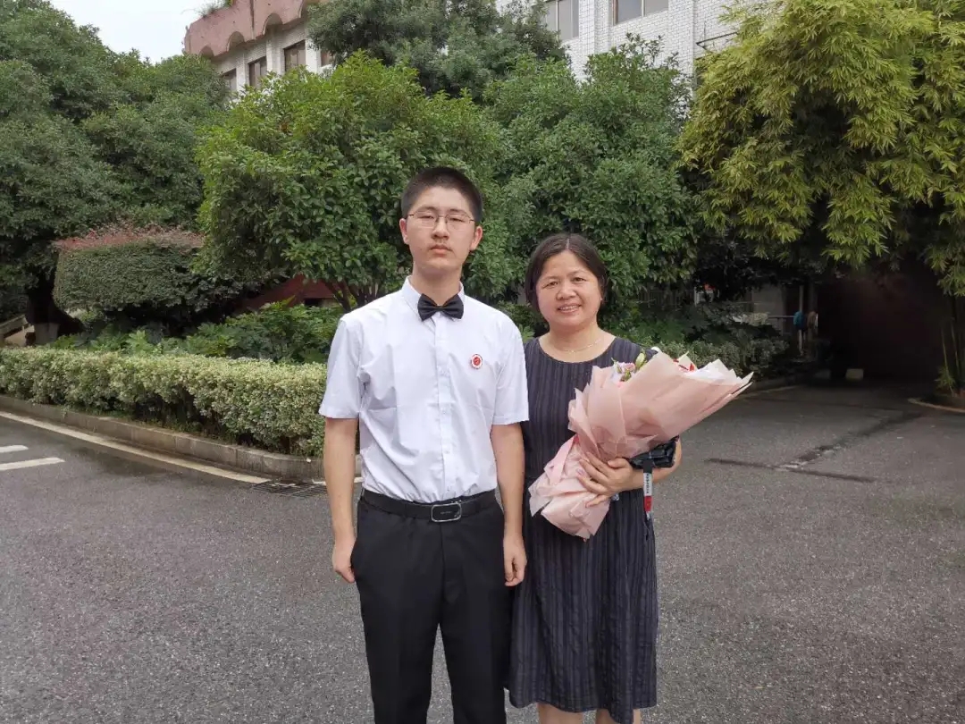 湖南師大附中學(xué)子閻光溪與媽媽沈波涌合影,。長沙晚報(bào)全媒體記者 朱炎皇 通訊員 曾帆 攝影報(bào)道