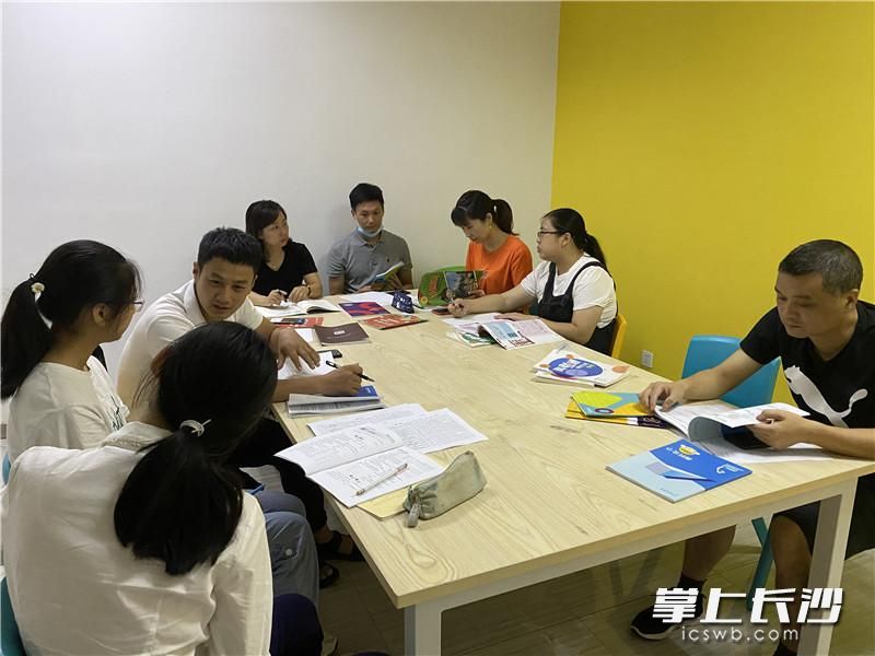 督查人員查驗教材,、現(xiàn)場對學(xué)生進(jìn)行問卷調(diào)查,。