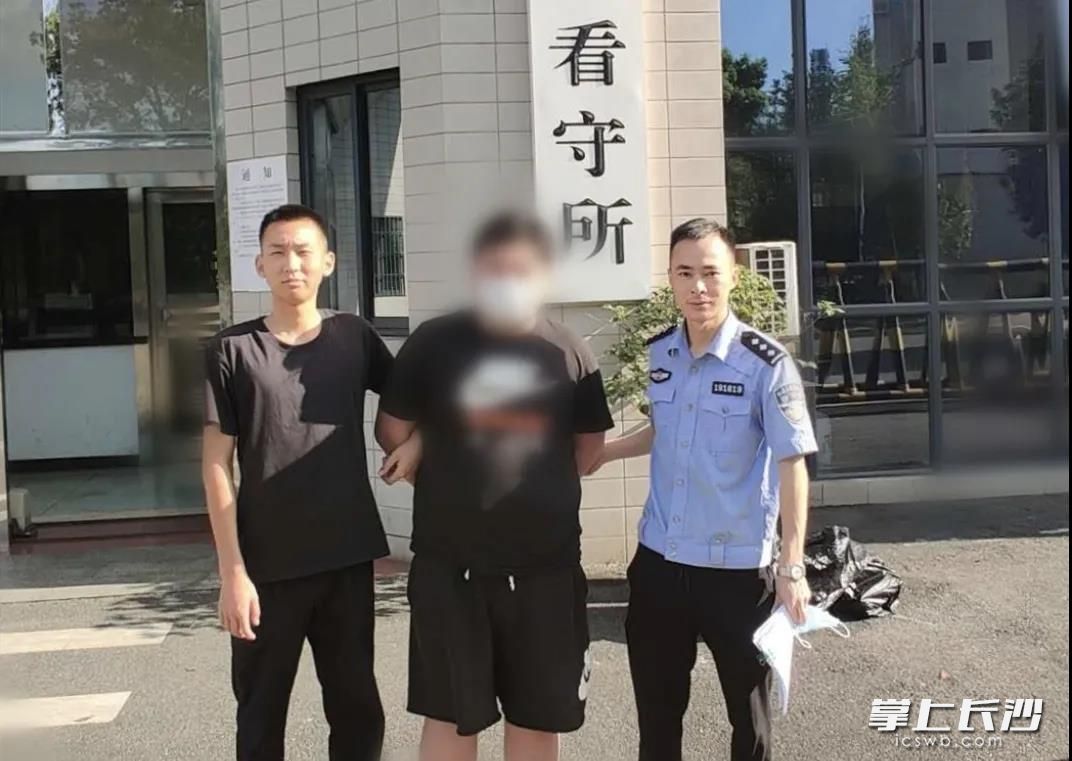 嫌疑人舒某（中）被抓獲。通訊員 李雨雁 供圖