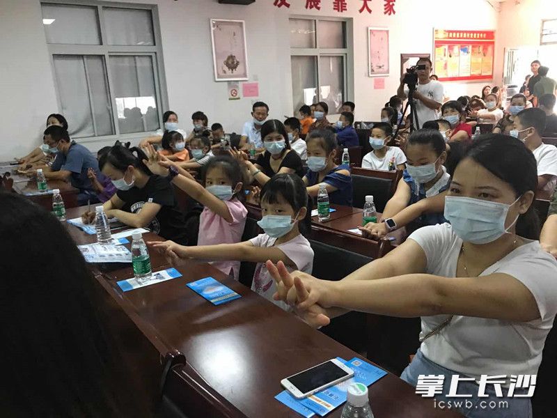 現(xiàn)場(chǎng)的青少年和家長(zhǎng)在急救培訓(xùn)導(dǎo)師的指導(dǎo)下，學(xué)習(xí)海姆立克急救法,。