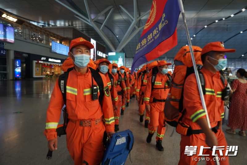 湖南消防增援力量乘車出發(fā)前往四川抗洪一線。長沙晚報通訊員 陳子德 攝