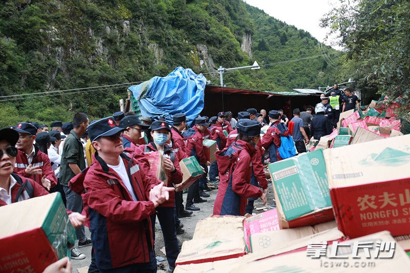 應(yīng)急醫(yī)療隊(duì)員在應(yīng)急演練途中遭遇車禍,。