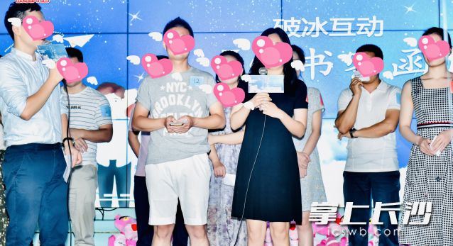 男女一同朗誦愛情古文經(jīng)典,，文辭很美，朗誦的畫面更美,。通訊員 鄒衍 攝