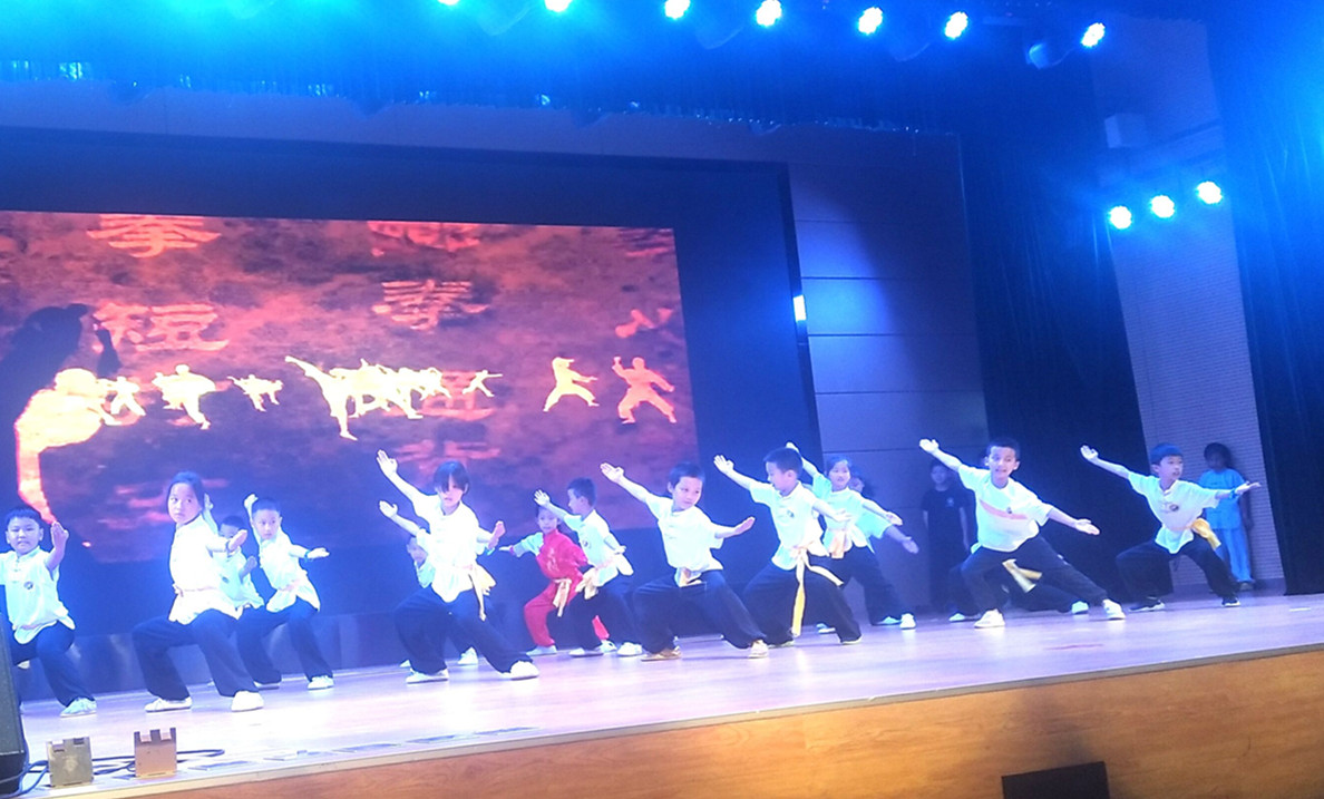 桂花坪小學(xué)武術(shù)表演社團(tuán)的孩子們?cè)诒硌菸湫g(shù),。