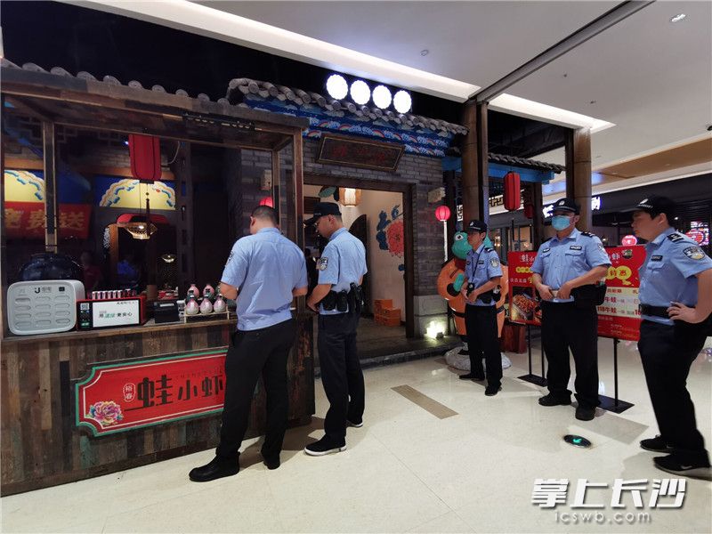 今日，開福區(qū)人民法院執(zhí)行局對裕春餐廳（現(xiàn)名蛙小蝦、蛙小俠）進(jìn)行現(xiàn)場查封扣押,。長沙晚報全媒體記者劉樹源攝