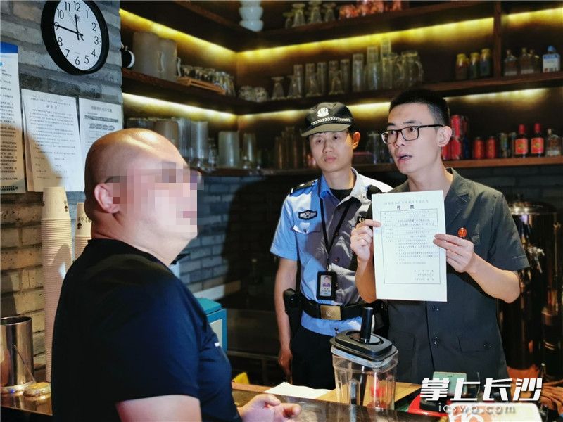 執(zhí)法法官邱巍向該餐廳店長出示了法院執(zhí)行文書。長沙晚報全媒體記者劉樹源攝