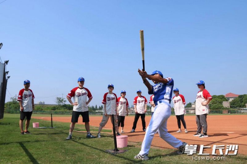 湖南首個(gè)標(biāo)準(zhǔn)棒球場(chǎng)上,，棒球小子們英姿颯爽。全媒體記者 陳飛 攝