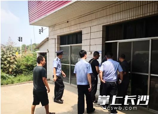執(zhí)行干警來到麻將館進(jìn)行抓捕,。