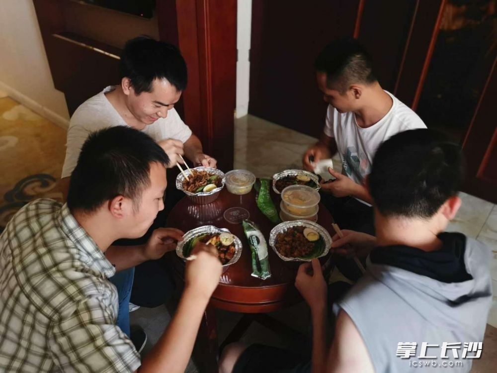 民警在辦案過(guò)程中吃盒飯,。