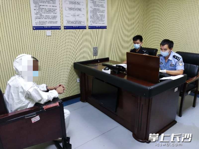 民警對(duì)嫌疑人進(jìn)行審訊,。