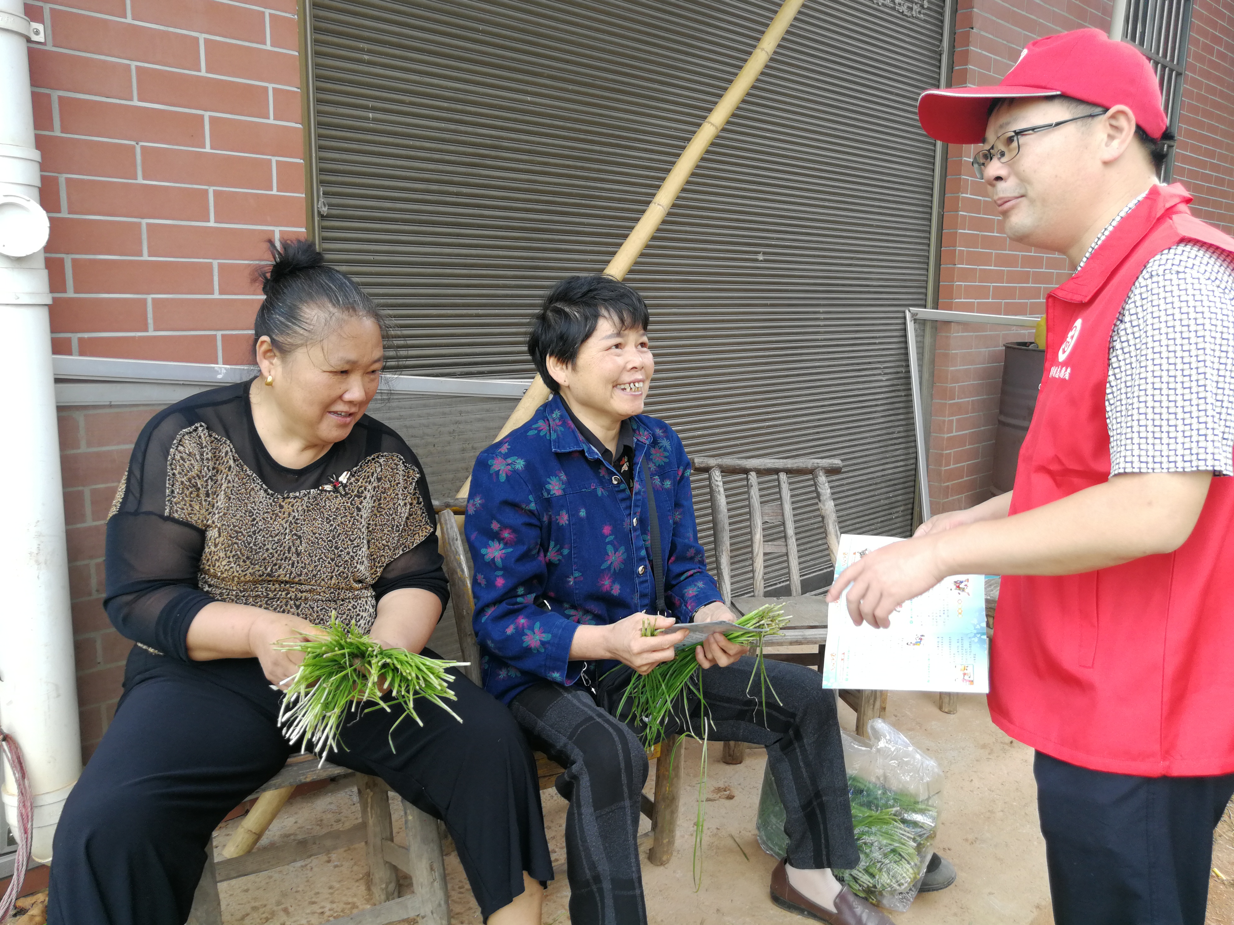 黨員干部帶頭走街串巷集中進(jìn)行環(huán)境整治,，夏鐸鋪鎮(zhèn)人大主席楊望偉正在給居民發(fā)放文明創(chuàng)建宣傳資料。長(zhǎng)沙晚報(bào)全媒體記者 張禹 攝