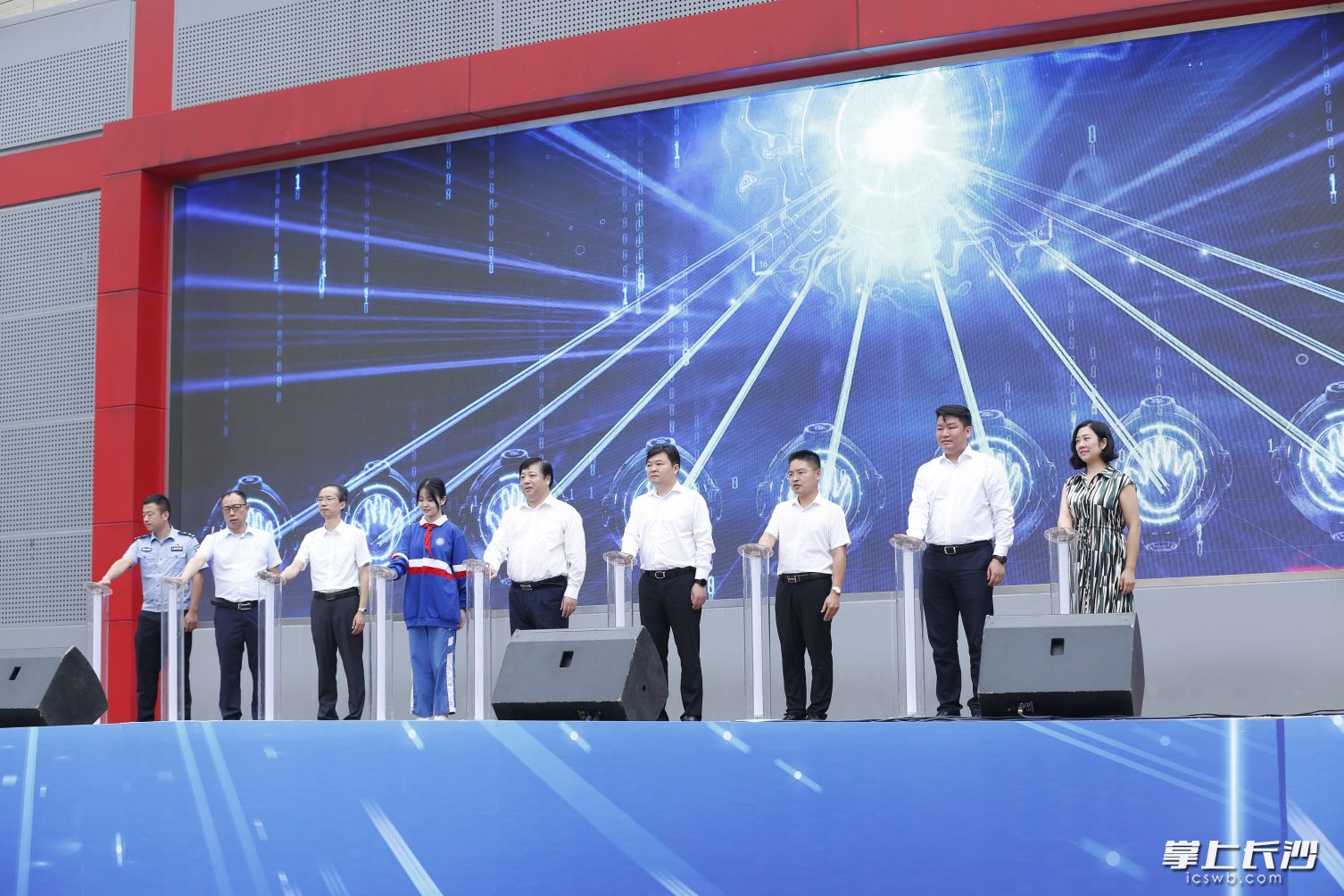 省委宣傳部副部長(zhǎng),、省委網(wǎng)信辦主任周湘宣布2020年國(guó)家網(wǎng)絡(luò)安全宣傳周暨第六屆“湖湘杯”網(wǎng)絡(luò)安全技能大賽洞庭決賽正式啟動(dòng),，出席嘉賓共同按動(dòng)啟動(dòng)柱。圖片均由天心區(qū)委網(wǎng)信辦供圖,。