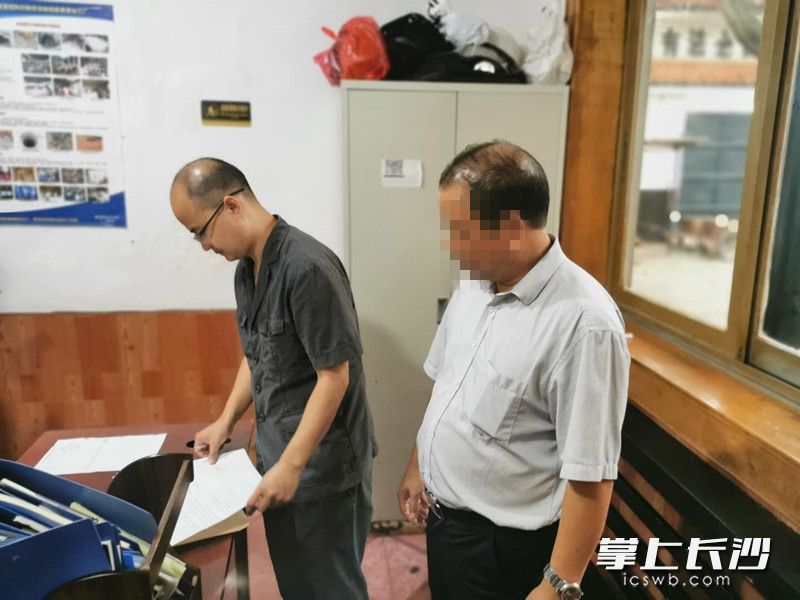 執(zhí)行法官查閱賬目,，并準備對被執(zhí)行人采取拘留措施,。寧鄉(xiāng)法院供圖