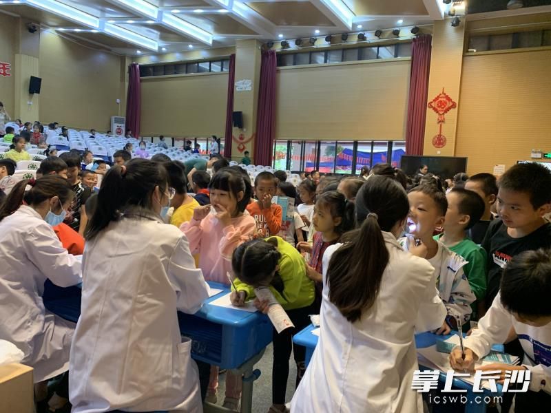 醫(yī)生走進兩所小學開展口腔健康體檢，約三分之二的小學生存在口腔健康問題,。 均為醫(yī)院供圖