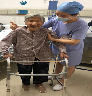 患者術(shù)后第二天便能下床走了,。醫(yī)院供圖