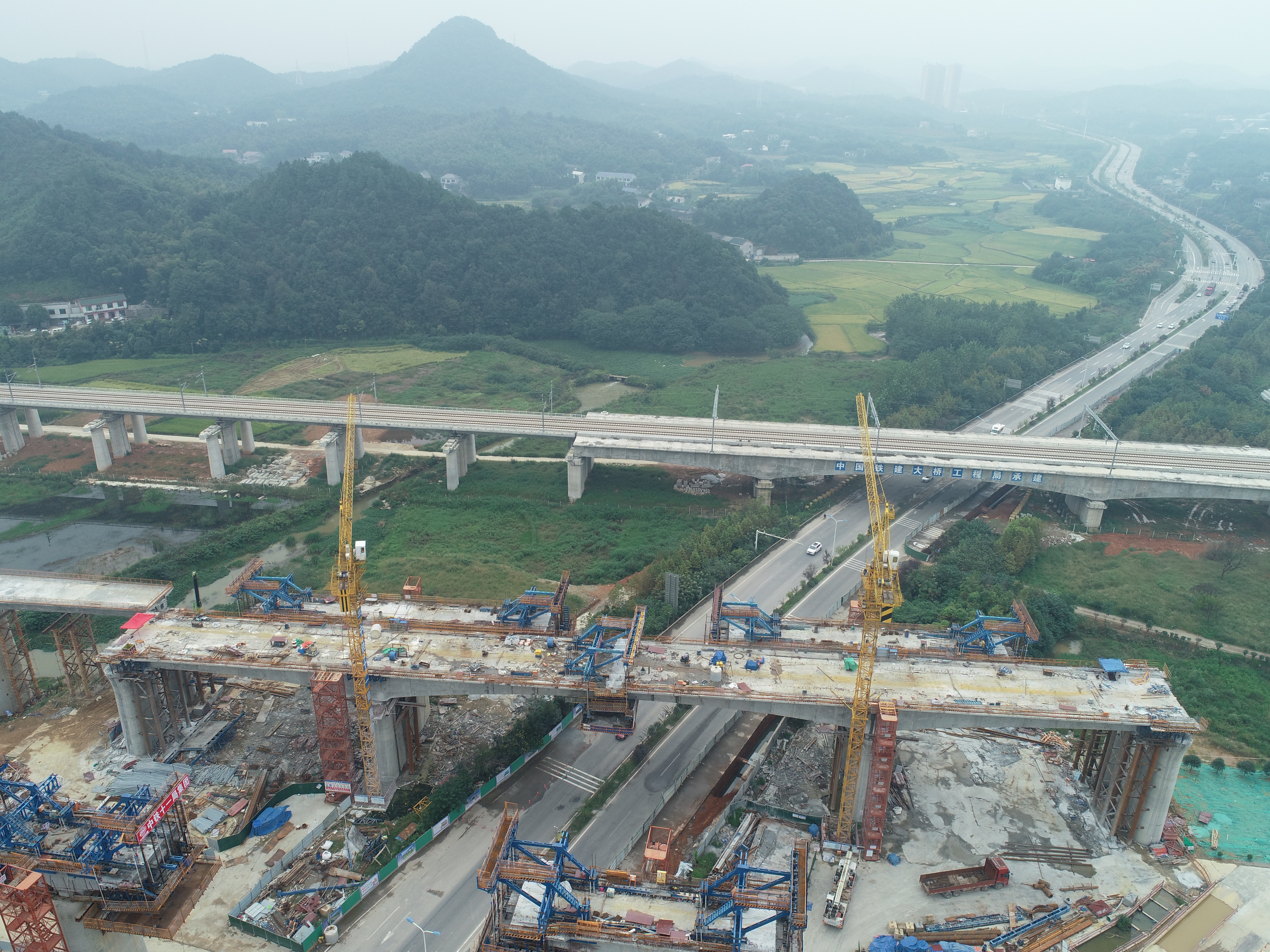 10月1日，常益長鐵路長沙段上跨黃橋大道連續(xù)梁順利合龍,，標志著橋梁線下結(jié)構(gòu)全部完成,。均為長沙晚報全媒體記者 陳煥明 通訊員 劉環(huán)環(huán) 攝影報道