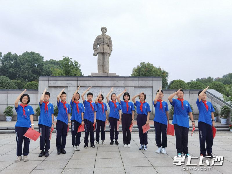 孩子們向雷鋒雕像行少先隊(duì)禮,。均為長郡雙語實(shí)驗(yàn)中學(xué)供圖