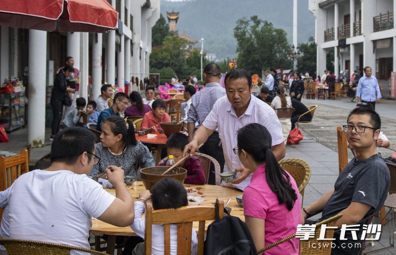 國(guó)慶小長(zhǎng)假,，游客們正在溈山品嘗當(dāng)?shù)靥厣朗?，喝擂茶。均為長(zhǎng)沙晚報(bào)全媒體記者 鄒麟 攝