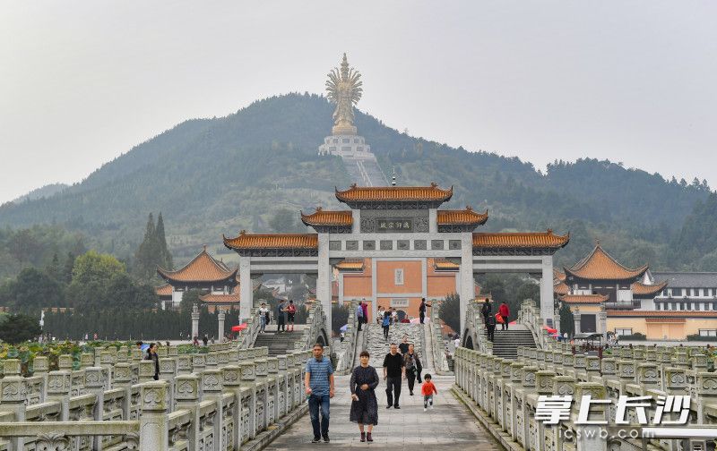 國(guó)慶小長(zhǎng)假一家老小走出家門(mén),，在溈山廣場(chǎng)漫步游玩,，感受這美好時(shí)光。
