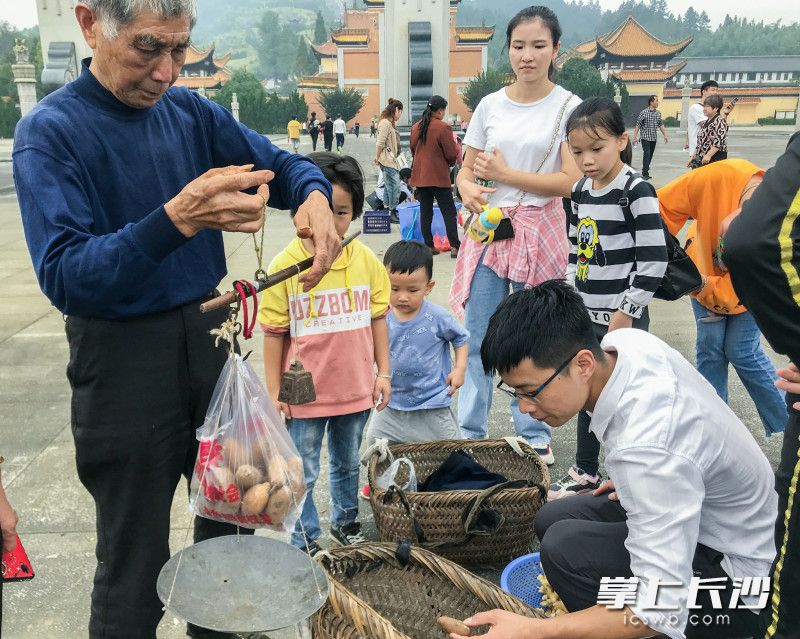 游客們正在購(gòu)買(mǎi)當(dāng)?shù)鼐G色食品,。