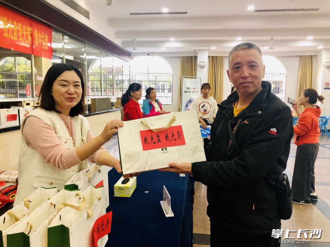 連續(xù)20餐“光盤”，即可贏得扶貧土產(chǎn)大禮包,。 通訊員 杜瓊 攝