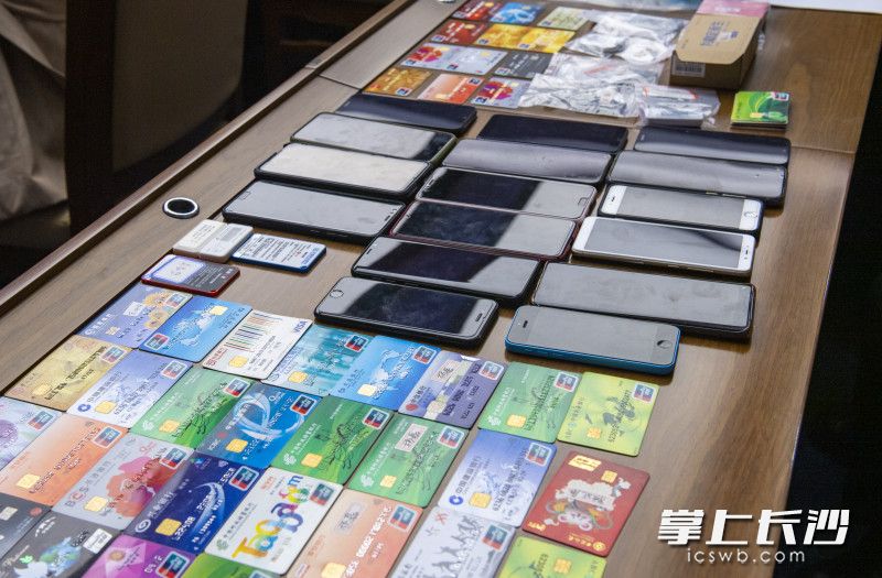 “4.30”專案中,，警方抓獲涉案人員104人,，繳獲銀行卡、U盾,、手機,、電腦等作案工具500余件。長沙晚報全媒體記者 鄒麟 攝