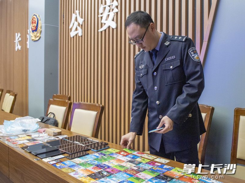 長沙警方破獲部督“4·30”專案,，抓獲涉案人員104名，現(xiàn)場繳獲銀行卡,、U盾,、手機、電腦等作案工具500余件,。長沙晚報全媒體記者 鄒麟 攝