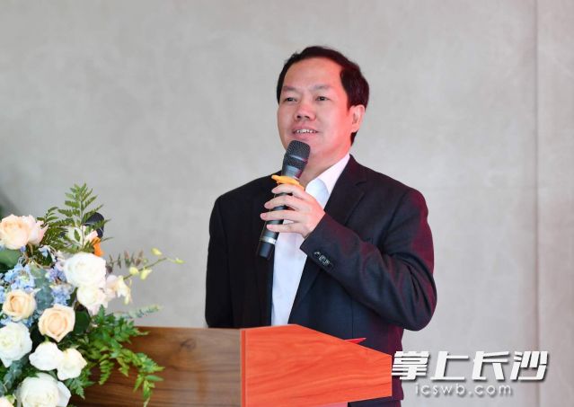 湖南師范大學(xué)校長,、校友會會長劉起軍教授做總結(jié)性講話,。 照片由長沙銀行提供