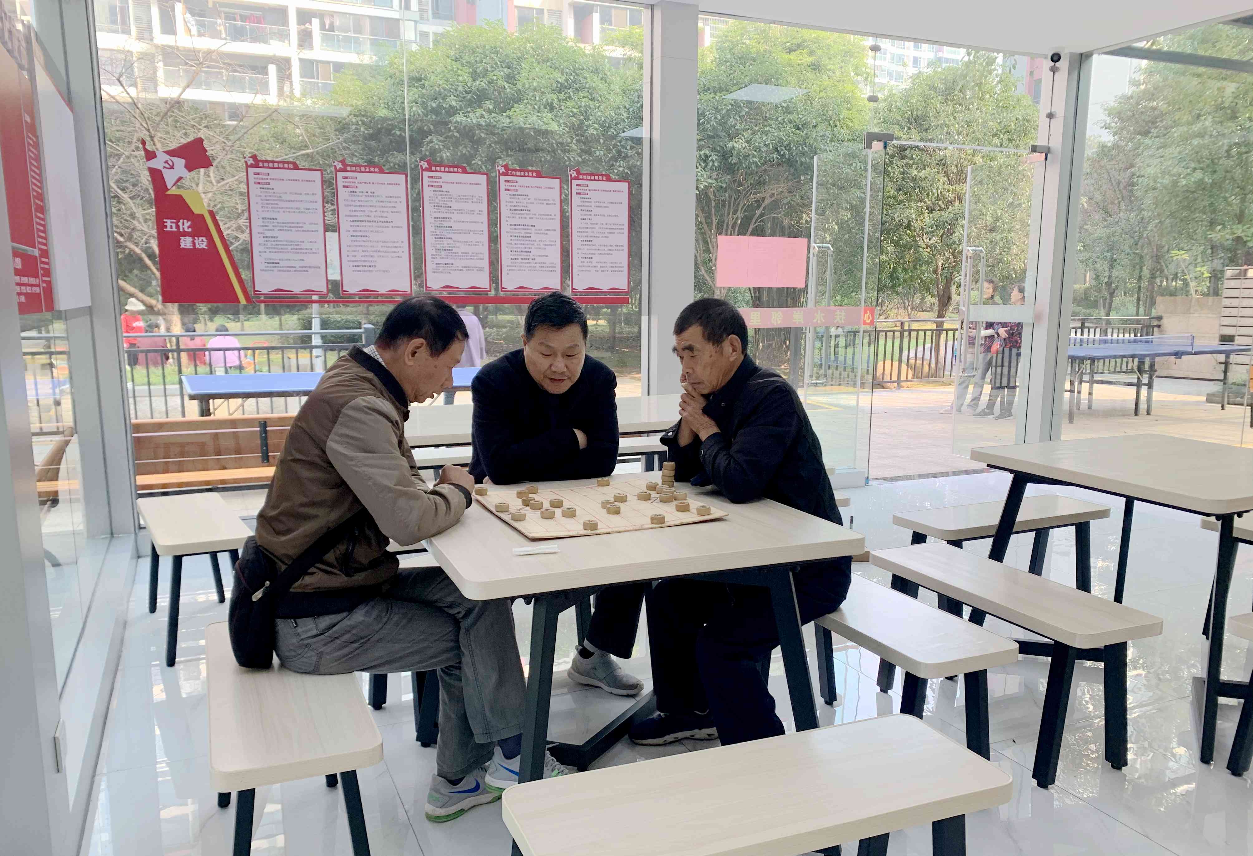 居民在鄰里文化中心下棋。