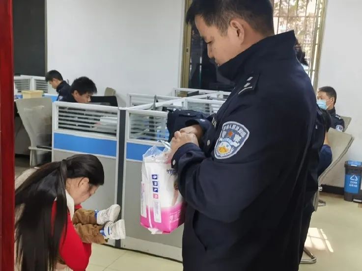 民警劉志雄悉心照料嫌疑人的孩子,。通訊員 供圖