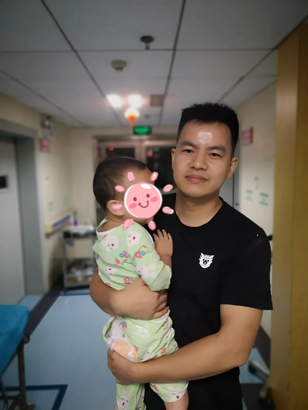 民警劉志雄悉心照料嫌疑人的孩子。通訊員 供圖