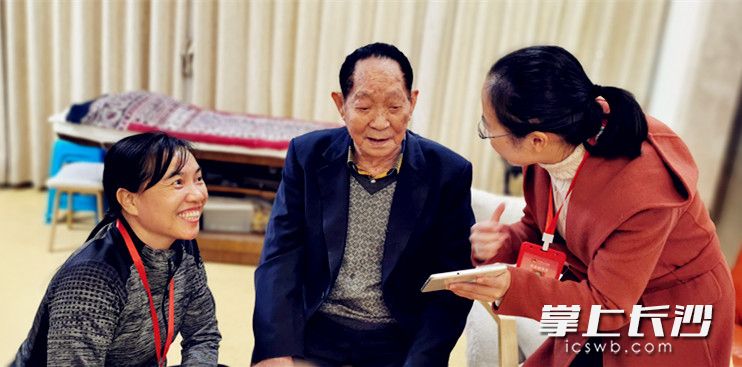 “90后”袁隆平院士作表率接受人口普查,。龍馬社區(qū)供圖