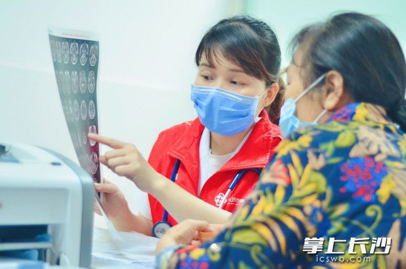 眩暈診療中心副主任醫(yī)師余孝君（左）在向眩暈癥患者解釋相關(guān)檢查結(jié)果,。 醫(yī)院供圖