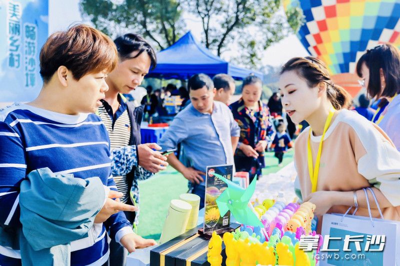 沙坪鄉(xiāng)土特產(chǎn)成了城里人熱購的爆款,。 通訊員 和婷婷 攝
