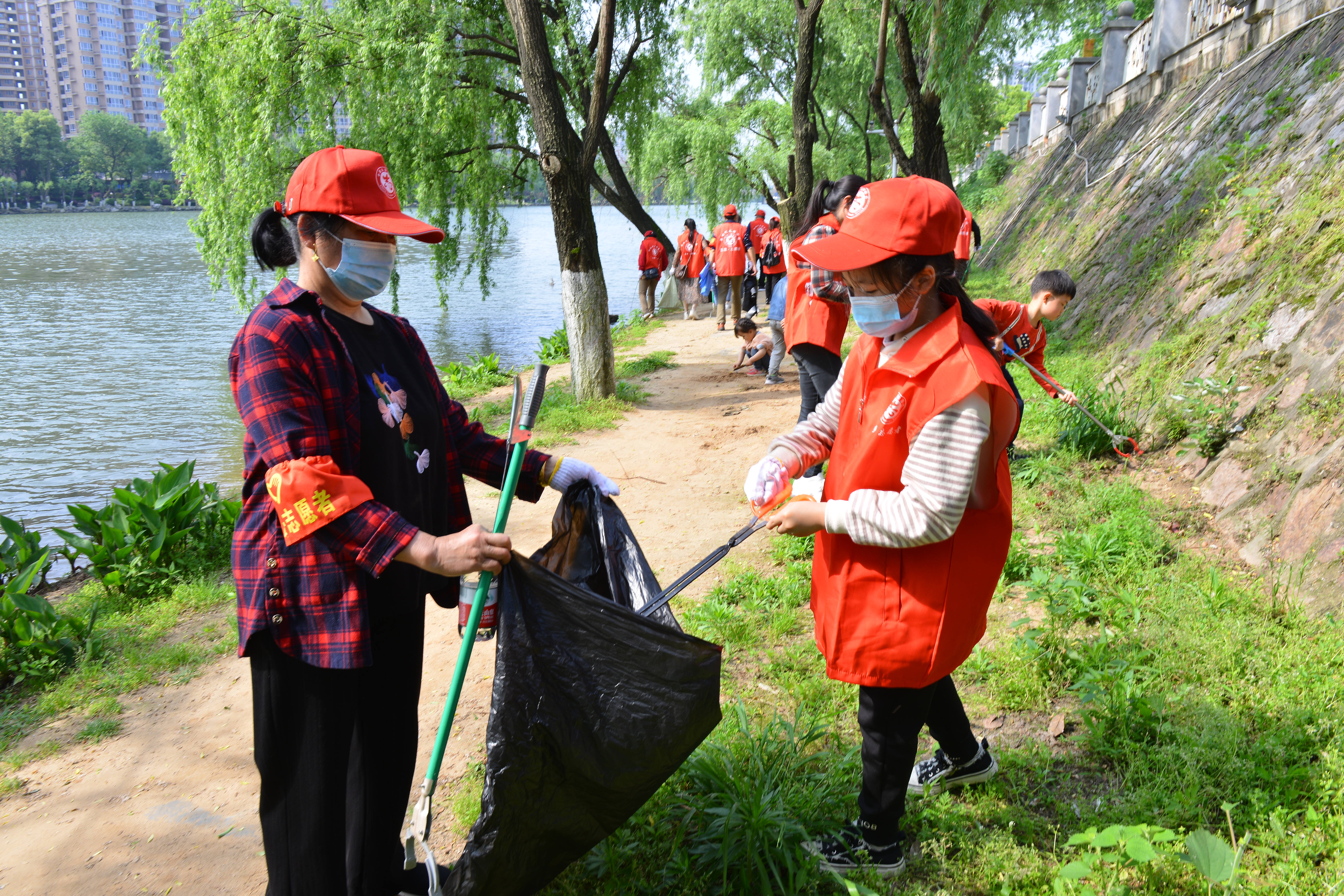 文明創(chuàng)建的腳步永不停歇,，圖為寧鄉(xiāng)市新時(shí)代文明實(shí)踐志愿者在溈水河沿岸進(jìn)行清整,。 長(zhǎng)沙晚報(bào)全媒體記者  張禹 通訊員 彭威 攝影報(bào)道