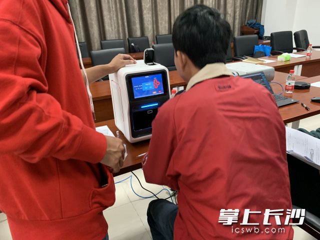 圣湘生物技術(shù)工程師進(jìn)行了iPonatic快速核酸檢測儀的相關(guān)演示實(shí)驗(yàn),，并對相關(guān)考察隊(duì)員進(jìn)行了培訓(xùn)指導(dǎo)。