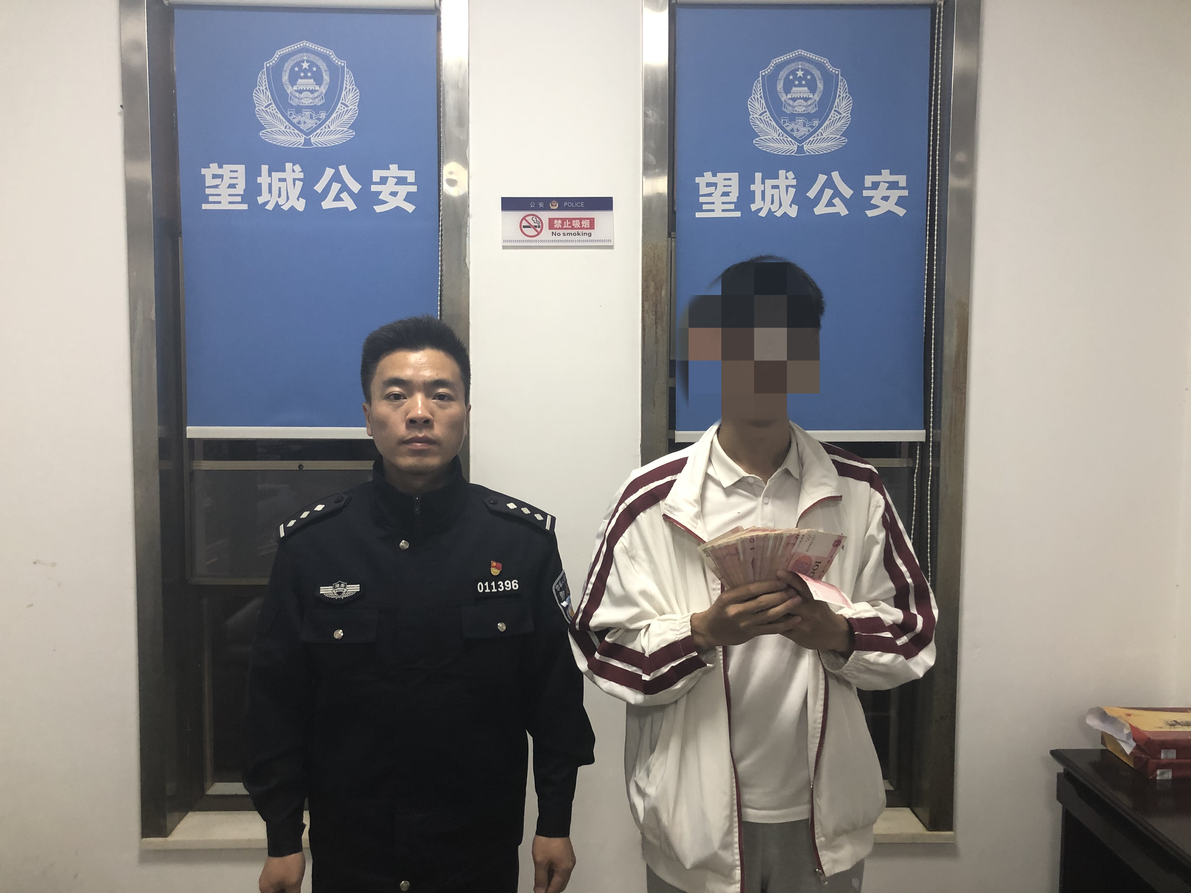 被騙學(xué)生追回錢后與民警合影。通訊員 供圖