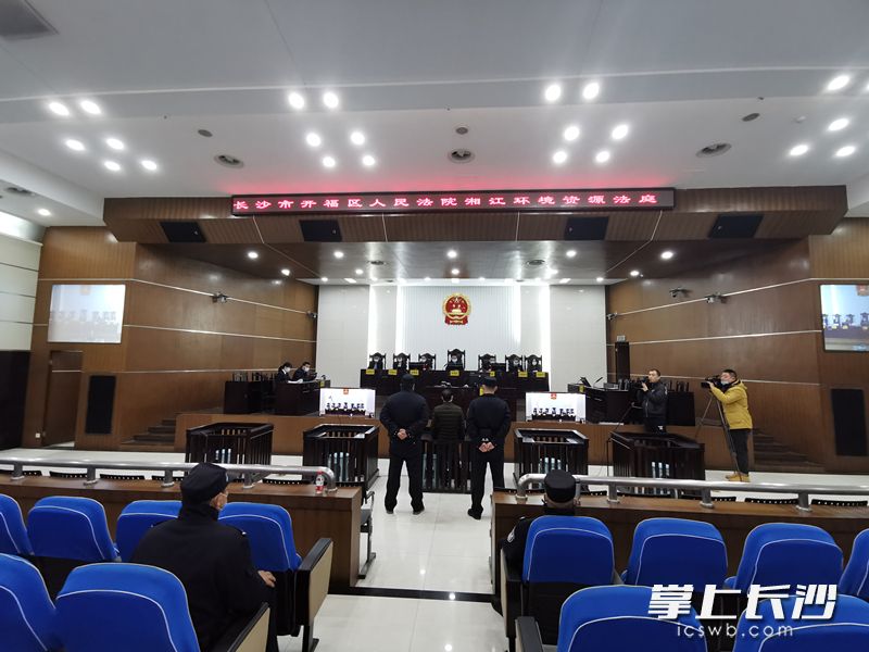 今日，開福區(qū)人民法院湘江環(huán)境資源法庭公開開庭審理了3起非法捕撈水產(chǎn)品案件,。均為長沙晚報全媒體記者劉樹源拍攝或翻拍