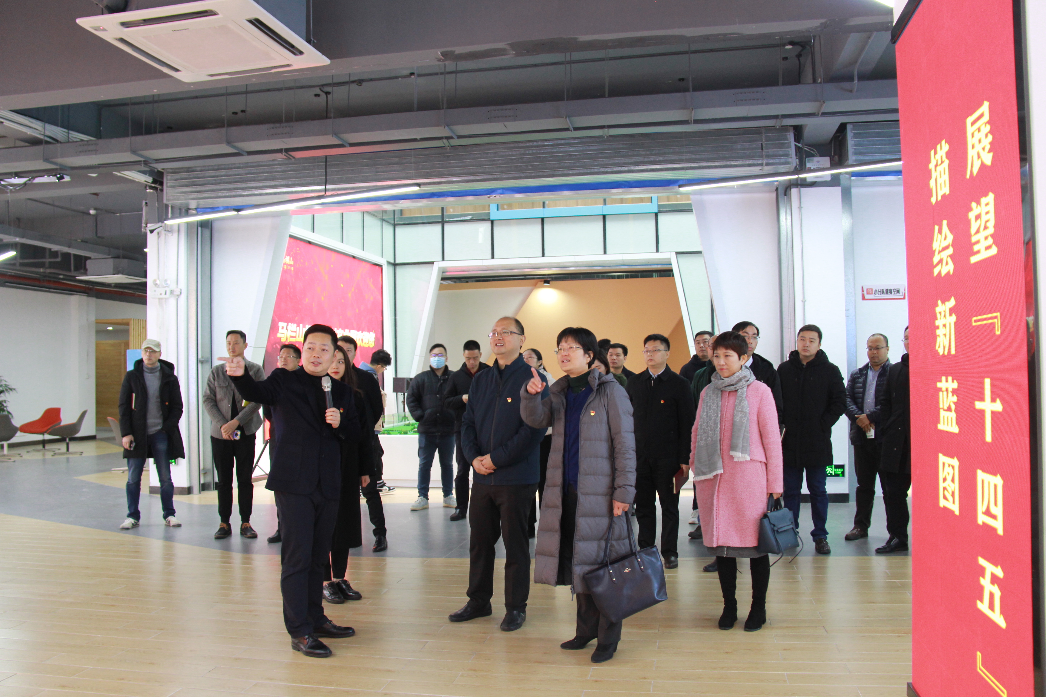 全體黨員參觀了馬欄山創(chuàng)智園和園區(qū)展示館。