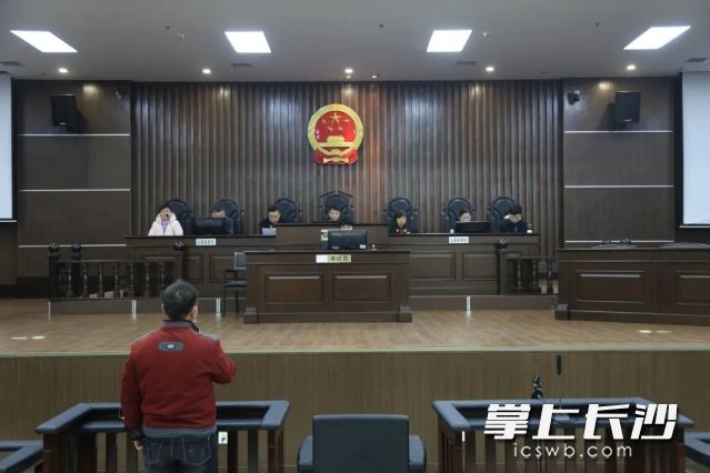 今日上午,，天心區(qū)人民法院依法公開審理一起非法捕撈水產(chǎn)品罪刑事附帶民事公益訴訟案件。長沙晚報通訊員 文天驕 攝